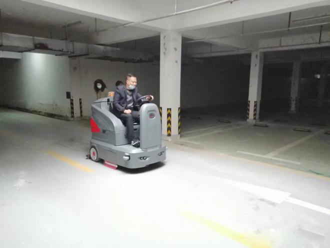 渭南小区物业保洁不用人力改用驾驶式洗地机了